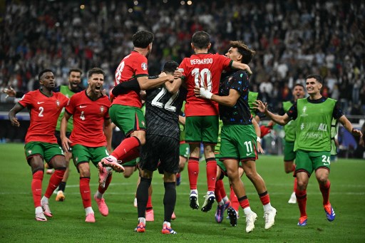 Adu penalti pun berhenti pada tiga penendang pertama dengan kedudukan 3-0 untuk Portugal.