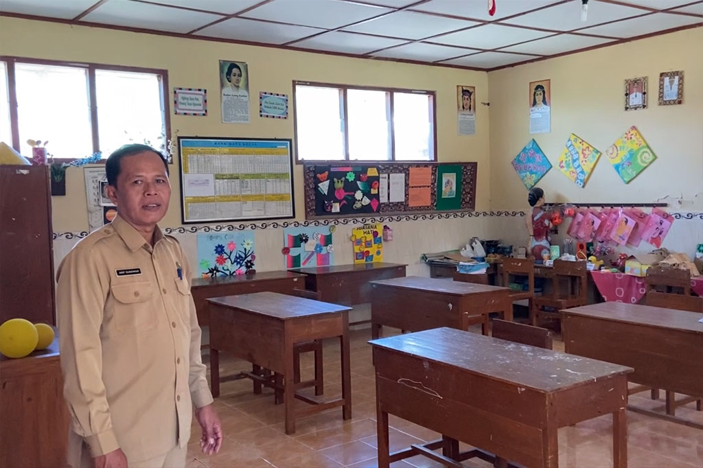 Kepala Sekolah Arif Gunawan mengatakan kondisi ini disebabkan karena sejumlah hal, pertama letak geografis sekolah yang jauh dari permukiman warga. Kedua, permukiman terdekat rata-rata didiami oleh warga berusia dewasa dan lansia, sedangkan jumlah anak usia sekolah cenderung sedikit bahkan hampir tidak ada.