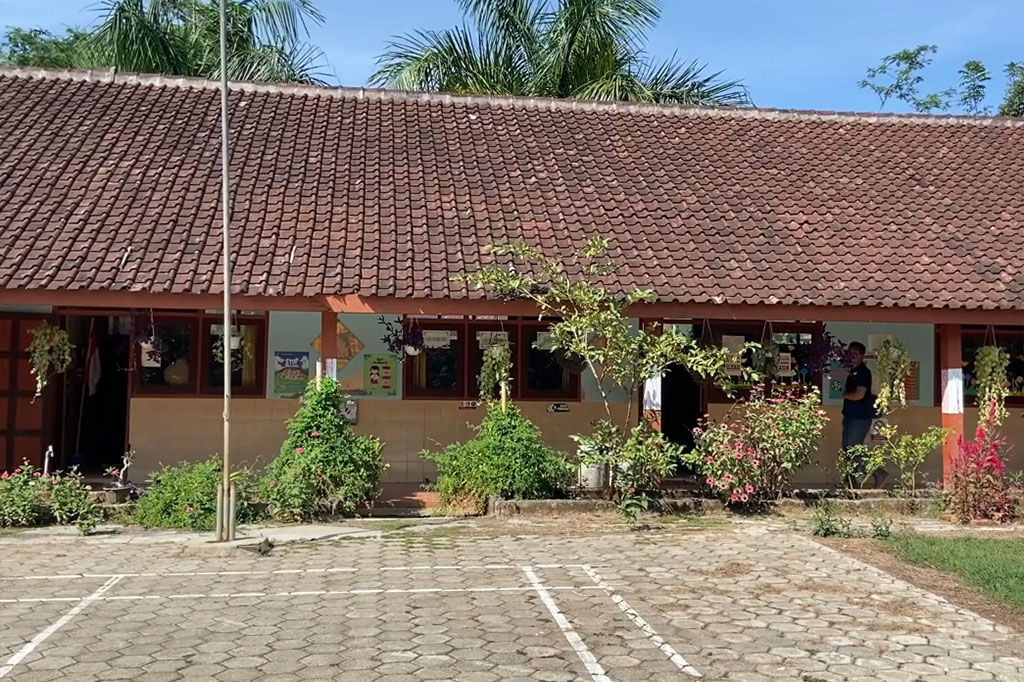 Atas hal itu, Disdikpora bakal menyusun langkah strategis untuk menuntaskan persoalan tersebut. Wacana regrouping atau penggabungan sekolah pun muncul. Kendati begitu wacana itu masih perlu pendalaman. Disdikpora akan melakukan analisa menyeluruh guna memastikan kebijakan ini tidak salah langkah.