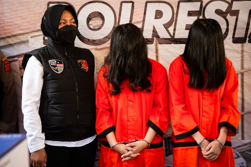 LA, asal Bogor, dan R asal Sukabumi ditangkap Satreskrim Polresta Bogor Kota setelah ditemukan mempromosikan judi online serta penjualan video porno. Penangkapan ini merupakan bagian dari upaya kepolisian untuk memberantas aktivitas ilegal yang merusak masyarakat.