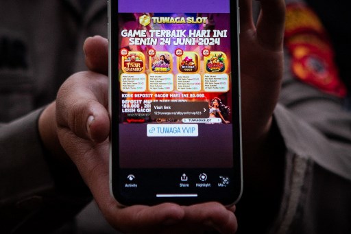 Dari hasil pemeriksaan sementara, LA diketahui memperoleh keuntungan sebesar Rp10 juta rupiah untuk kontrak selama dua bulan. Sementara R mendapat keuntungan sebesar Rp2,5 juta perbulan untuk aktivitas promosi tersebut.