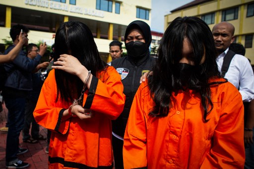 Akibat perbuatannya, keduanya diancam hukuman selama 10 tahun penjara dan denda Rp10 miliar rupiah karena melanggar Pasal 45 Ayat 3 UU RI Nomor 11 Tahun 2008 tentang Perubahan Informasi dan Transaksi Elektronik.