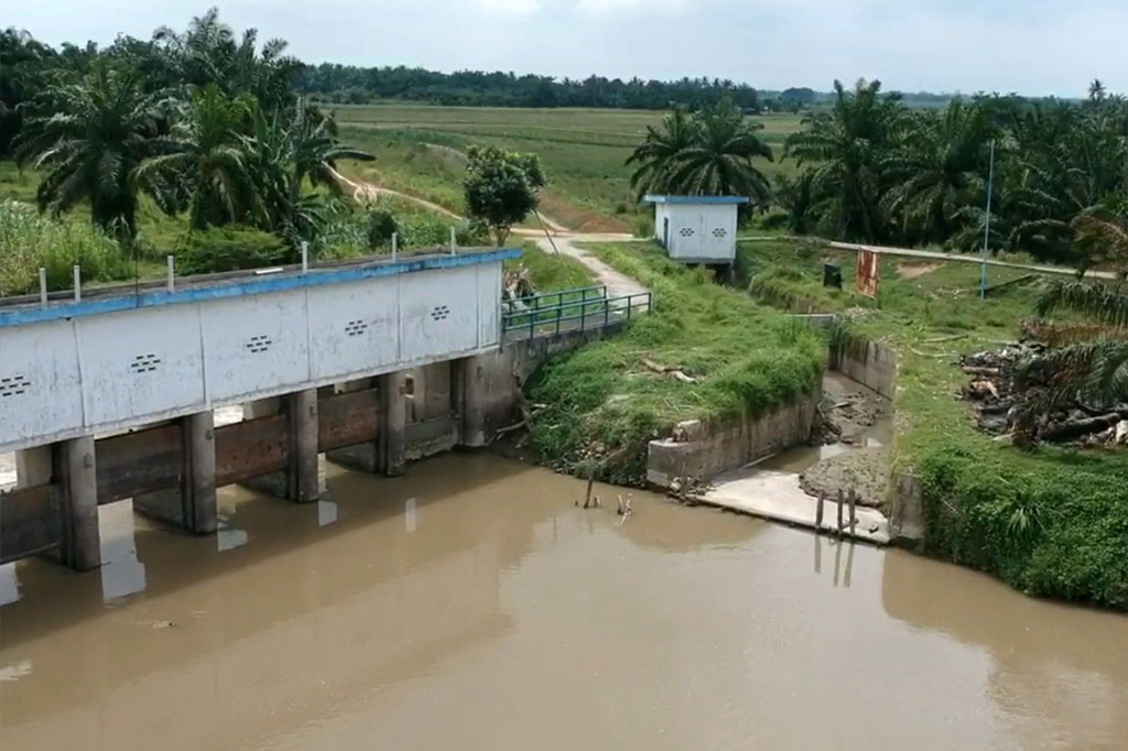 Sebelumnya para petani sudah bergotong-royong memperbaiki bendungan yang jebol secara swadaya menggunakan batang pohon kelapa dan karung berisi pasir. Namun upaya tersebut tidak bertahan lama karena bendungan kembali jebol diterjang derasnya arus sungai. 