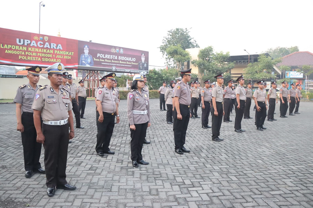Sebanyak 53 anggota Polri di lingkup Polresta Sidoarjo mendapatkan kado kenaikan pangkat setingkat lebih tinggi bertepatan saat Hari Bhayangkara ke-78, 1 Juli 2024.