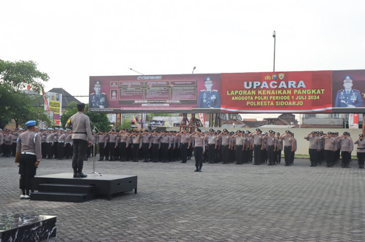 Upacara kenaikan pangkat Hari Bhayangkara ke-78 tersebut dipimpin Kapolresta Sidoarjo Kombes Christian Tobing di lapangan apel Mako Polresta Sidoarjo. Kapolresta Sidoarjo mengucapkan rasa syukur dan selamat kepada 53 anggotanya yang mendapatkan kenaikan pangkat.