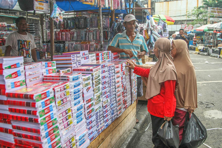 Buku-buku tersebut dijual dengan harga rata-rata lebih murah dari harga yang ada di toko. 
