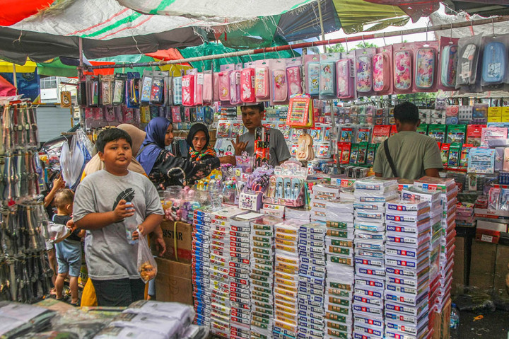 Menjelang tahun ajaran baru sekolah, penjual buku dan alat tulis musiman marak di kawasan tersebut. 
