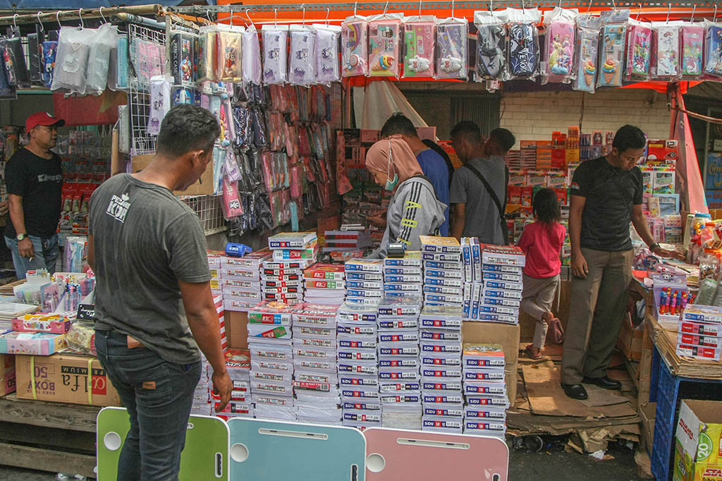 Para penjual buku dan alat tulis sekolah memajang daganganya di kawasan Pasar Asemka, Jakarta Barat, Selasa, 2 Juli 2024. 