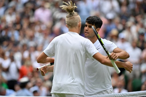 Alcaraz mengalahkan petenis kualifikasi peringkat 269 Mark Lajal dari Estonia 7-6(7/3), 7-5, 6-2, setelah bangkit dari ketertinggalan di dua set pertama.