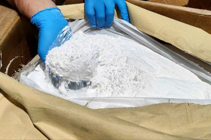 Petugas Guardia di Finanza membuka kotak bahan kimia yang disita. Bea Cukai Italia menyita lebih dari enam ton prekursor obat kimia dari Tiongkok senilai 630 juta euro (USD678 juta/setara Rp11 triliun).