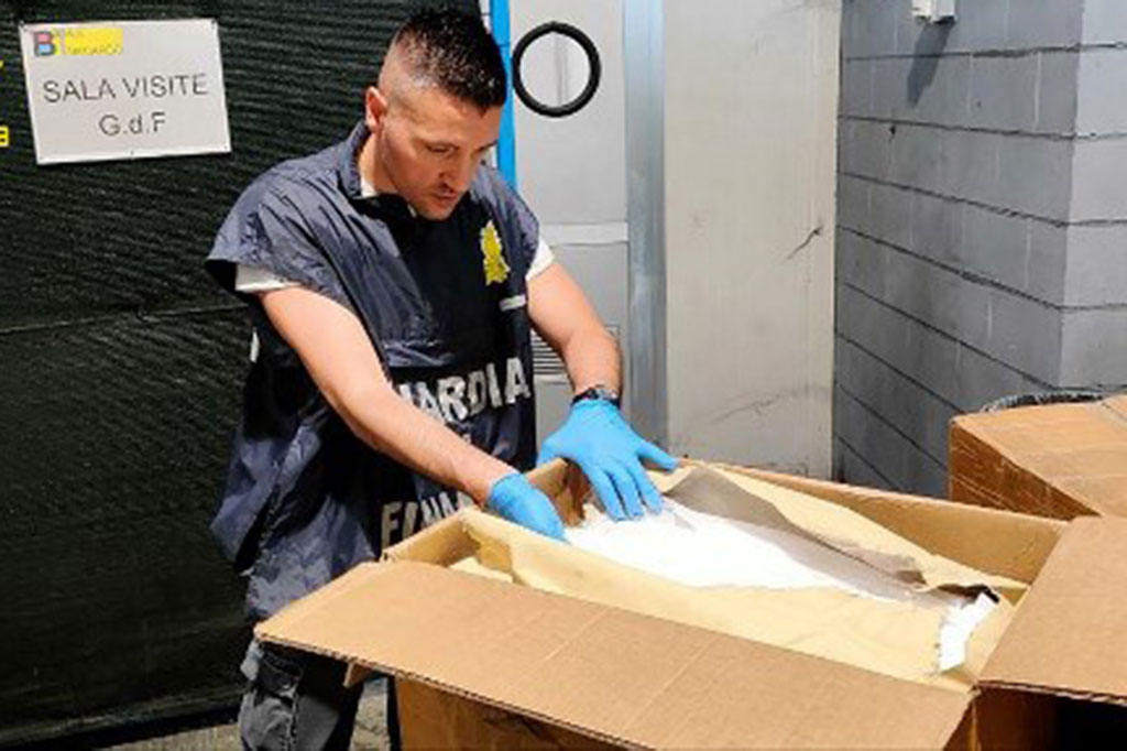 Penyitaan tersebut dilakukan di bandara Milan saat pemeriksaan barang, dan mencakup bahan kimia yang cukup untuk memproduksi lebih dari 63 juta pil MDMA.