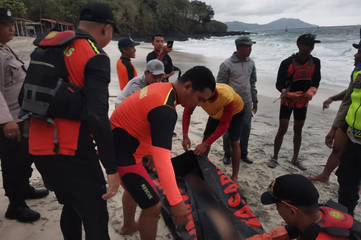 Pada hari kedua operasi pencarian dan penyelamatan (SAR), Personel Stasiun Bakamla Bali berkolaborasi dengan tim SAR Gabungan berhasil menemukan JB (22), warga yang terjatuh dari tebing Bias Tugel, Padangbai, Kabupaten Karangasem, dalam kondisi meninggal dunia di Perairan Karangasem, Selasa , 2 Juli 2024.