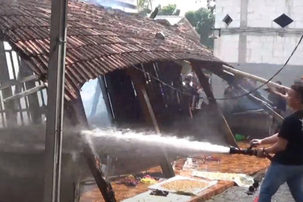 Besarnya kobaran api langsung merambat ke empat rumah lainnya yang terbuat dari kayu.
