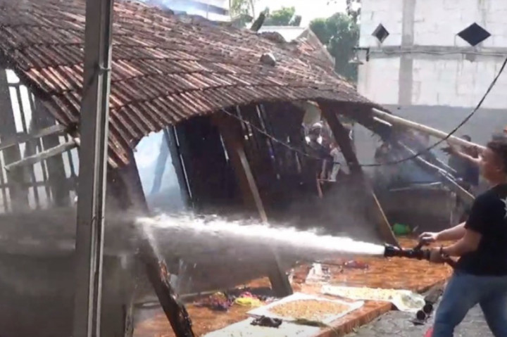 Besarnya kobaran api langsung merambat ke empat rumah lainnya yang terbuat dari kayu.