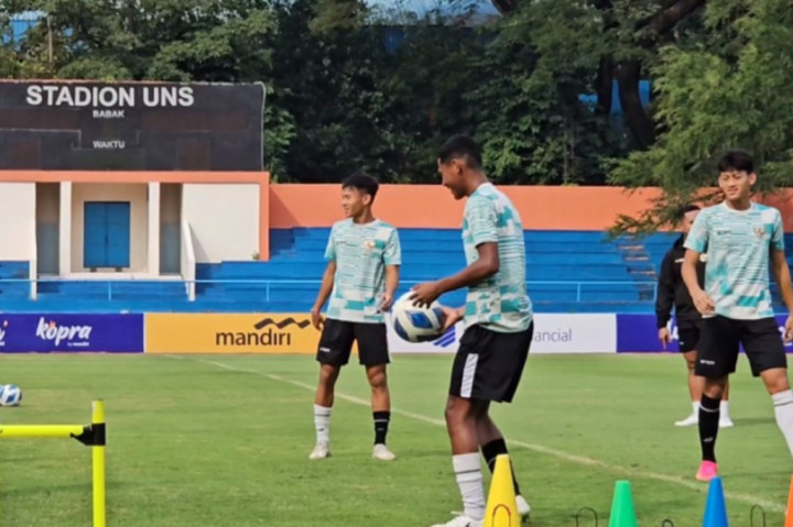 Move on! itulah kondisi terkini, Fabio Izka rawan, dan kawan-kawan. Tantangan merebut tempat ke tiga, Asean Football Federation, under sixteen, AFF U-16, memompa daya juang mereka untuk tegak berdiri. 
