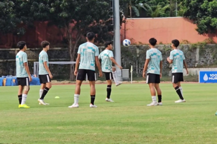 Para punggawa garuda muda, langsung menggeber latihan di lapangan sepak bola Stadion UNS, Kota Surakarta, Jawa Tengah. Kekalahan melawan Australia, tak menyurutkan semangat Putu Panji and the gang untuk mengasah ketajaman dan kekuatan fisik mereka.