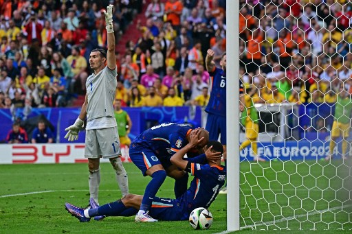 Belanda membuka keunggulan pada menit ke-20 lewat aksi individu Cody Gakpo. Menerima umpan dari Xavi Simons, penyerang Liverpool itu melakukan cut-inside dari sisi kiri sebelum melepaskan tembakan yang menjebol sudut kiri gawang Rumania.
