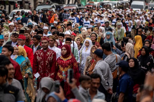 Sebanyak 330 pasangan pengantin mengikuti kirab 'Resepsi Akbar Isbat Nikah Massal' yang digelar Pemerintah Kota (Pemkot) Surabaya dari depan kawasan Balai Pemuda atau Jalan Yos Sudarso menuju Taman Surya, Balai Kota, Selasa, 2 Juli 2024 sore.