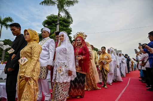 Ratusan pasangan pengantin itu mayoritas mengenakan setelan kebaya, dengan dominasi warna putih, hitam, dan emas.Pelaksanaan kirab dibuka dengan pertunjukan kesenian musik tradisional. Sekitar pukul 16.00 WIB, 330 peserta itu dilepas menuju Taman Surya.