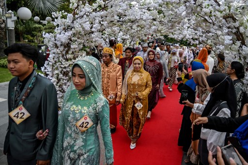 Setelah itu, tepat pukul 16.15 WIB, ratusan pengantin tersebut tiba di lokasi Resepsi Akbar Isbat Nikah Massal di Taman Surya yang langsung disambut Wali Kota Surabaya Eri Cahyadi.