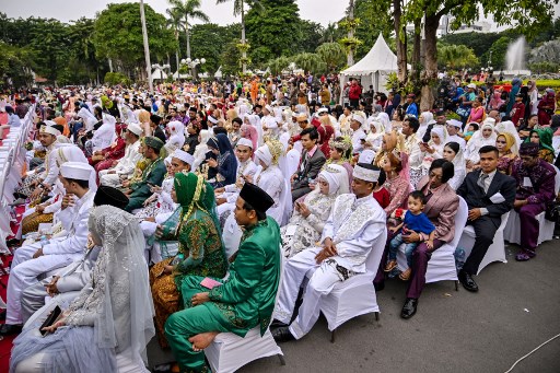 Para pasangan itu langsung diarahkan menuju tempat duduk masing-masing untuk mengikuti pembukaan acara.
