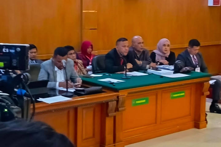 Kelima saksi yang dijadwalkan hadir dalam sidang praperadilan itu, yakni ahli hukum pidana Universitas Jayabaya Suhandi Cahaya, Suharsono alias Bondol teman kerja Pegi Setiawan semenjak tahun 2016, Dede Kurniawan teman main Pegi di Cirebon semenjak tahun 2015, Agus pemilik proyek, dan Liga Akbar sebagai saksi di dalam BAP kepolisian.