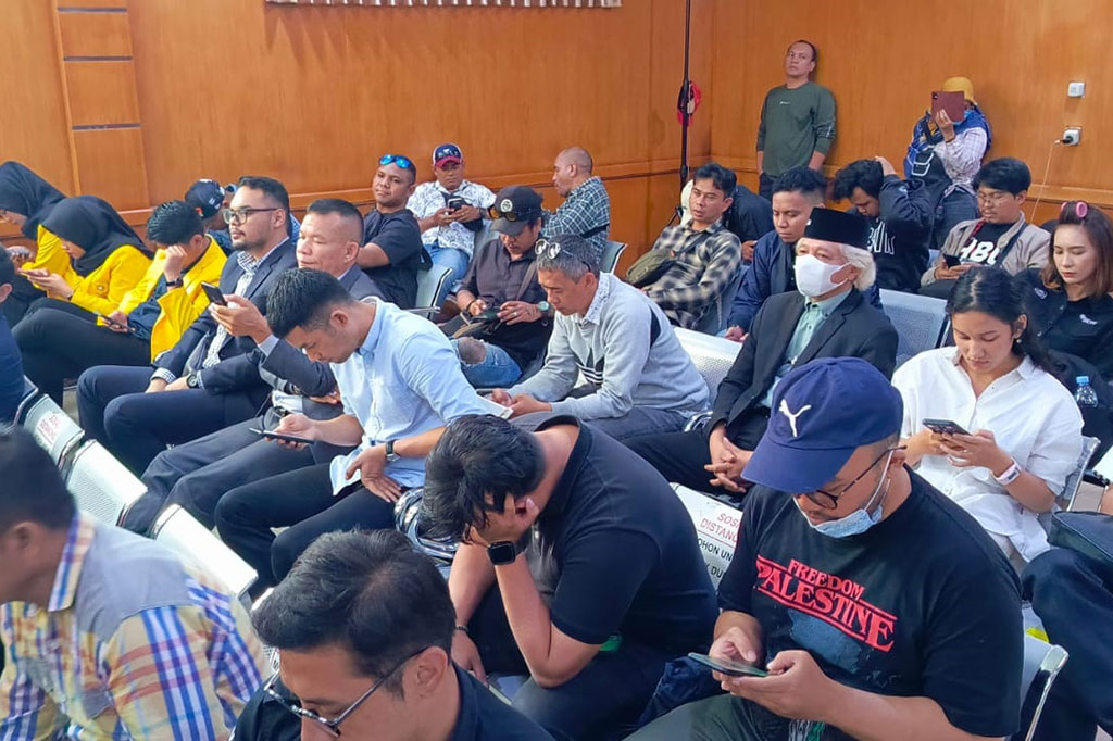 Dia menilai bahwa Polda Jabar tidak memiliki cukup bukti yang kuat untuk menetapkan kliennya sebagai tersangka. Sebab, kata dia, pada 27 Agustus 2016 silam, Pegi Setiawan tidak berada di lokasi tempat kejadian perkara (TKP) pembunuhan di Cirebon.