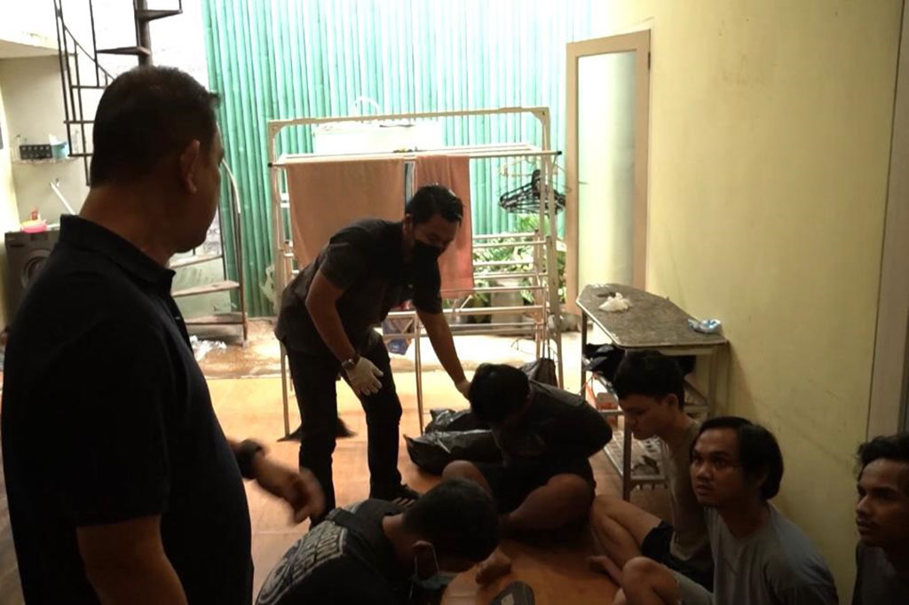 Sementara barang bukti prekursor narkotika di antaranya, 200 (dua ratus) liter Prekursor, yang dapat diproduksi menjadi 2,1 Juta butir extacy; 21 (dua puluh satu) Kg Benzil Metil Keton (BMK) atau Penil-2-Propanon (P2P); 8,7 (delapan koma tujuh) Kg Pipironil metil keton (PMK) atau 3,4 dimetilen dioksi fenil-2-propanon.