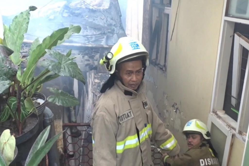 Satu unit bangunan rumah di kawasan padat pemukiman penduduk Jalan Tamansari, Kota Bandung, Jawa Barat, Rabu, 3 Juli 2024 siang ludes terbakar. Kebakaran disebabkan dari korsleting listrik. Beruntung tidak ada korban jiawa dalam peristiwa tersebut.