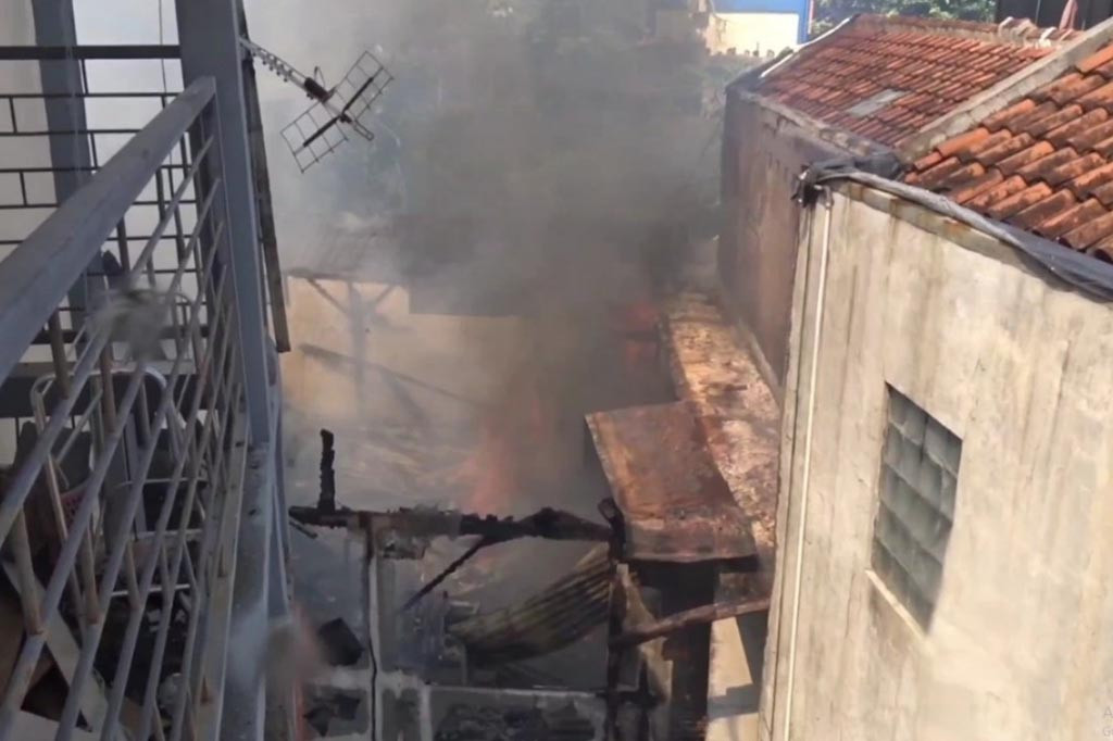 Tim pemadam kebakaran yang datang kelokasi kejadian berusaha memadamkan kobaran api agar tidak merambat kebangunan lain yang saling berdekatan.