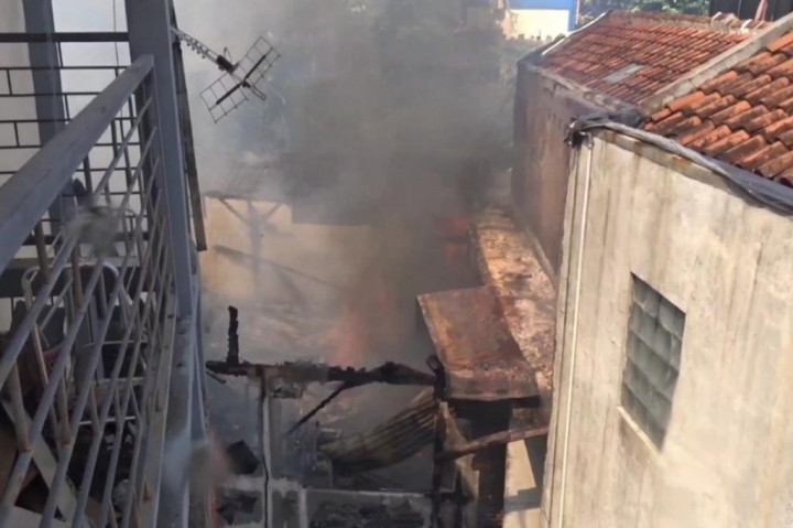 Tim pemadam kebakaran yang datang kelokasi kejadian berusaha memadamkan kobaran api agar tidak merambat kebangunan lain yang saling berdekatan.