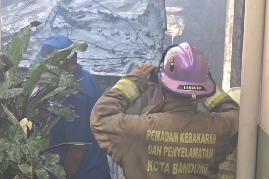 Seperti inilah kebakaran besar yang melanda satu unit bangunan di kawasan Jalan Taman Sari Bawah, Kecamatan Bandung Wetan, Kota Bandung, Jawa barat. 