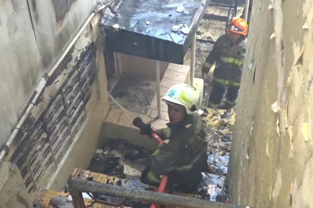 Tiupan angin yang cukup besar serta banyaknya material yang mudah terbakar membuat api melahap seluruh bangunan berlantai dua tersebut.