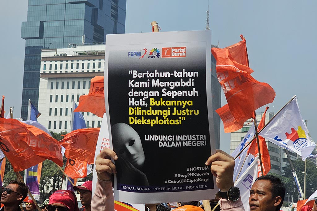 Serikat buruh menuntut kedua peraturan tersebut segera dicabut.