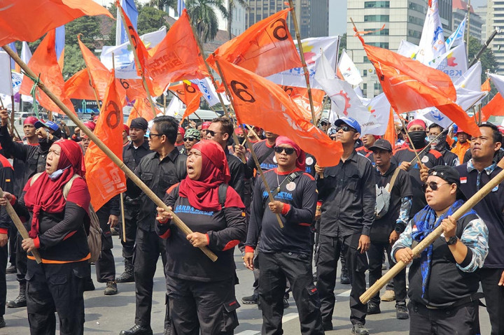 Massa yang hadir mengecam keras penerapan peraturan menteri perdagangan (Permendag) Nomor 8 tahun 2024 tentang kebijakan dan pengaturan impor serta peraturan dirjen perhubungan darat yang membolehkan aplikator/platform online asing membuka usaha jasa kurir & logistik. 