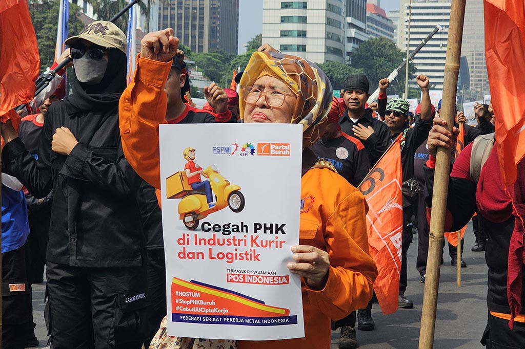 Sejumlah buruh yang tergabung dalam konfederasi serikat pekerja seluruh Indonesia (KSPSI) dan Partai Buruh menggelar aksi unjuk rasa dikawasan Patung Kuda, Monas, Jakarta Pusat, Rabu, 3 Juli 2024 pagi. 