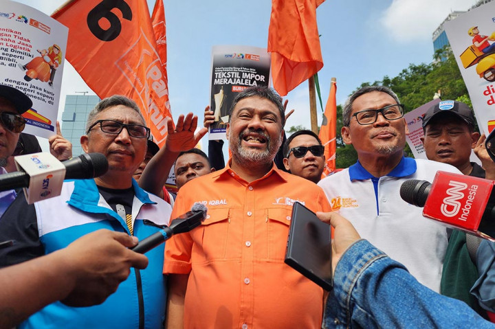 Mereka memberikan waktu seminggu kepada pemerintah. Apabila tidak, massa mengancam akan mogok kerja nasional. 