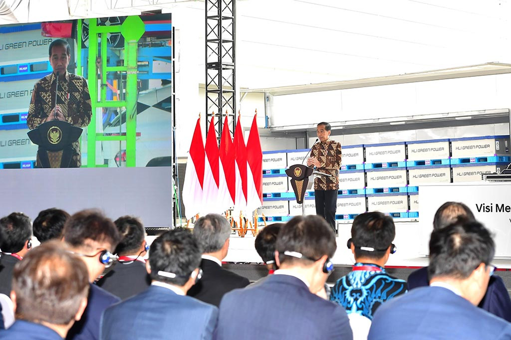 Presiden Joko Widodo meresmikan ekosistem baterai dan kendaraan listrik Korea Selatan di Indonesia yang digelar di PT. Hyundai LG Indonesia (HLI) Green Power, Kabupaten Karawang, Provinsi Jawa Barat, pada Rabu, 3 Juli 2024. Presiden menyebut bahwa ini merupakan pabrik sel baterai EV yang pertama dan terbesar di Asia Tenggara.