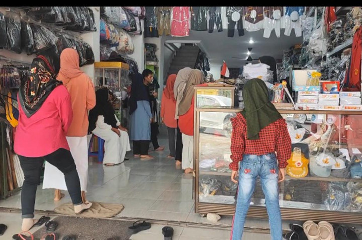 Memasuki tahun ajaran baru, penjualan perlengkapan sekolah mulai diburu warga Kota Pangkalpinang, Provinsi Bangka Belitung (Babel).