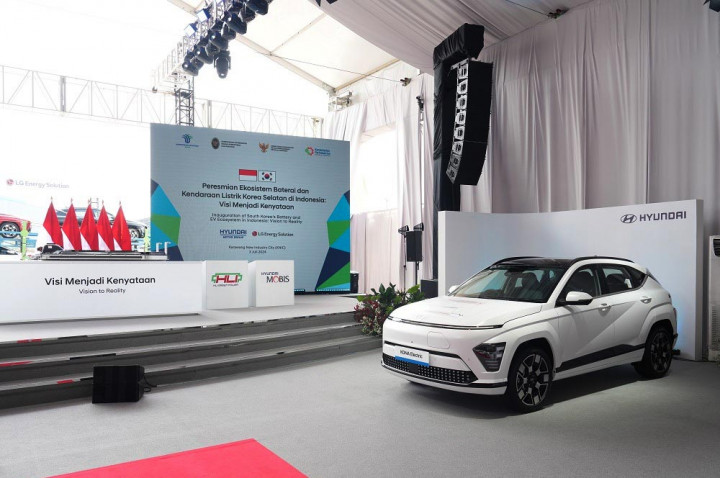 Jokowi mengatakan Indonesia telah memulai babak baru dalam meletakkan tonggak komitmennya untuk menjadi pemain global di ekosistem kendaraan listrik (electric vehicle/EV), melalui peresmian ekosistem baterai dan kendaraan listrik di Indonesia.