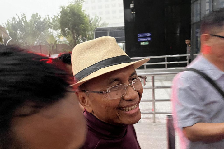 Mantan Menteri Badan Usaha Milik Negara (BUMN) Dahlan Iskan memenuhi panggilan Komisi Pemberantasan Korupsi (KPK). Dia menjadi saksi dalam kasus dugaan rasuah pengadaan LNG di PT Pertamina (Persero).