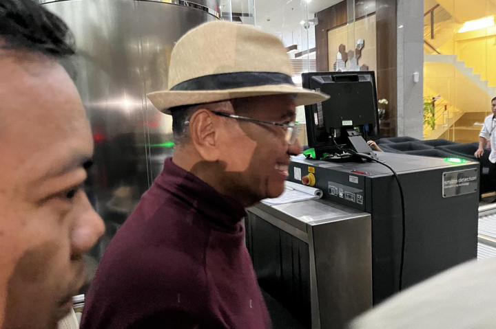 Dahlan tiba sekitar pukul 16.32 WIB. Dahlan menggunakan kaus lengan panjang berwarna merah maroon dan celana panjang serta topi berwarna krem.