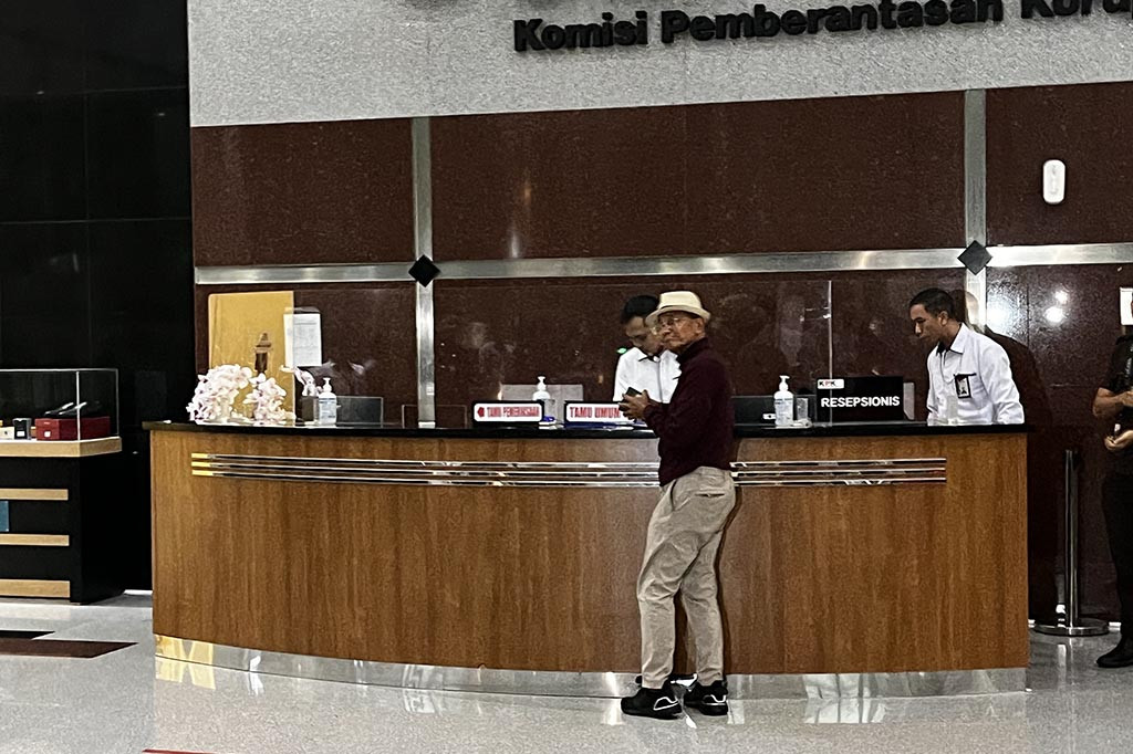 Sebelumnya, KPK mengembangkan kasus dugaan rasuah pengadaan LNG di PT Pertamina (Persero). Perkara baru ini diumumkan usai mantan Direktur PT Pertamina (Persero) Galaila Karen Kardinah alias Karen Agustiawan divonis bersalah atas perkara itu.