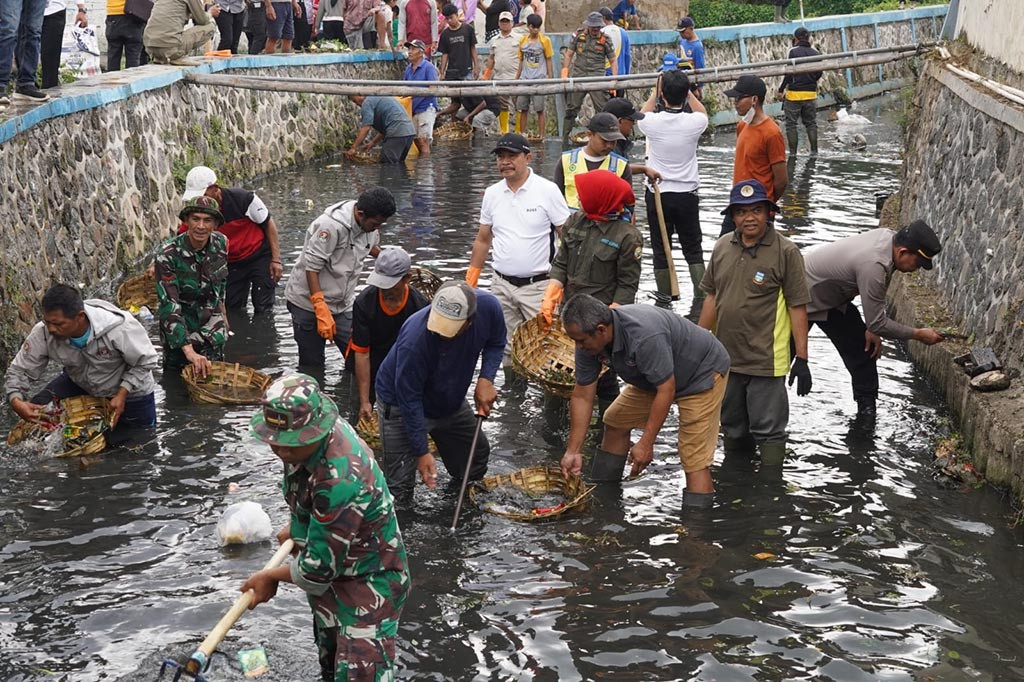 Penjabat (Pj) Bupati Garut, Barnas Adjidin, terjun langsung bersama masyarakat dalam membersihkan aliran Sungai Cikendi berada di Kelurahan Sukamenteri, Kecamatan Garut Kota, Kabupaten Garut. Kegiatan tersebut, merupakan bagian dari peringatan hari lingkungan Hidup Sedunia termasuk mengantisipasi banjir di musim penghujan.