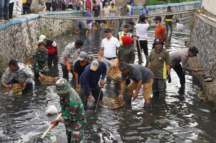 Penjabat (Pj) Bupati Garut, Barnas Adjidin, terjun langsung bersama masyarakat dalam membersihkan aliran Sungai Cikendi berada di Kelurahan Sukamenteri, Kecamatan Garut Kota, Kabupaten Garut. Kegiatan tersebut, merupakan bagian dari peringatan hari lingkungan Hidup Sedunia termasuk mengantisipasi banjir di musim penghujan.