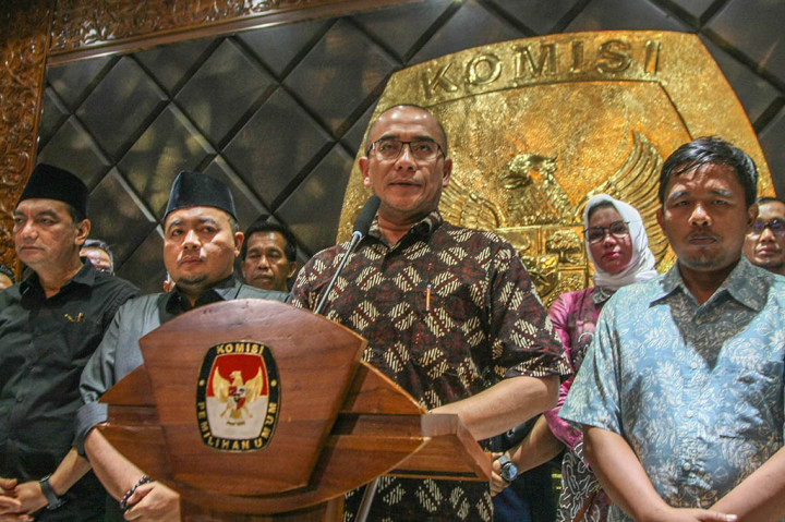 Ia juga meminta maaf kepada awak media apabila selama dirinya menjabat sebagai Ketua KPU RI terdapat perkataan atau tindakan yang kurang berkenan.