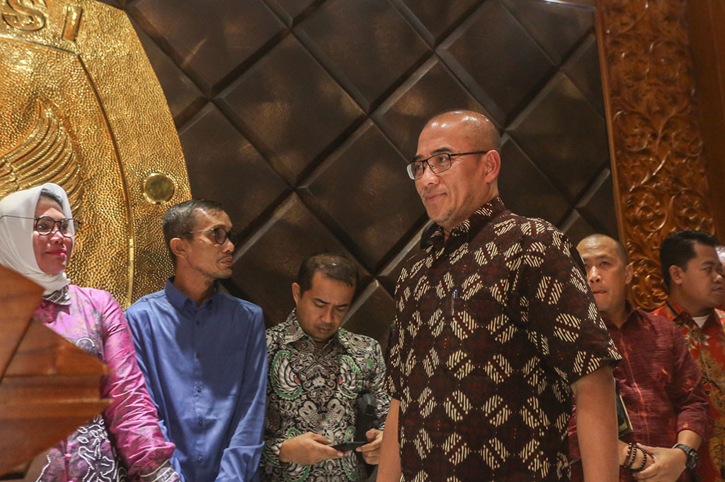 Ketua KPU Hasyim Asy'ari didampingi jajaran komisioner KPU dan para Ketua KPU Provinsi memberikan konpers pamitan kepada wartawan setelah dirinya dipecat dari jabatannya. Hasyim berterima kasih kepada Dewan Kehormatan Penyelenggara Pemilu (DKPP) RI yang telah menjatuhkan sanksi pemberhentian terhadap dirinya.