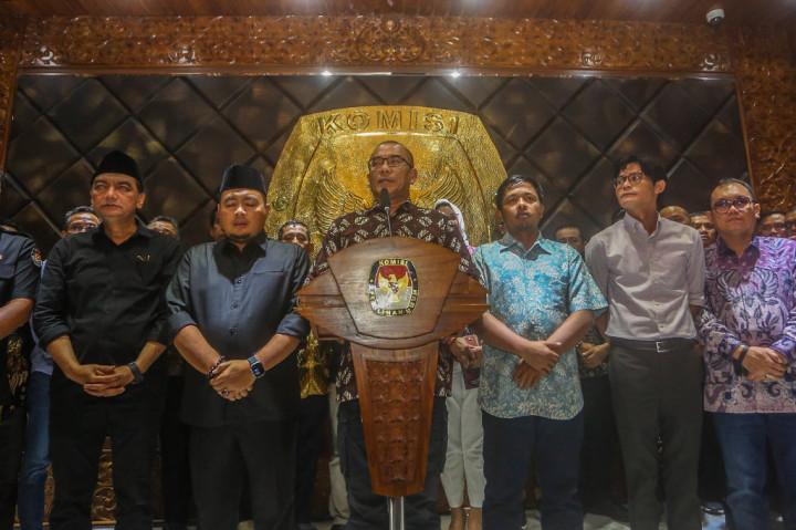 Dewan Kehormatan Penyelenggara Pemilu (DKPP) RI menjatuhkan sanksi pemberhentian tetap untuk Ketua Komisi Pemilihan Umum (KPU) RI Hasyim Asy'ari terkait kasus dugaan asusila yang diadukan CAT, anggota Panitia Pemilihan Luar Negeri (PPLN) Den Haag.