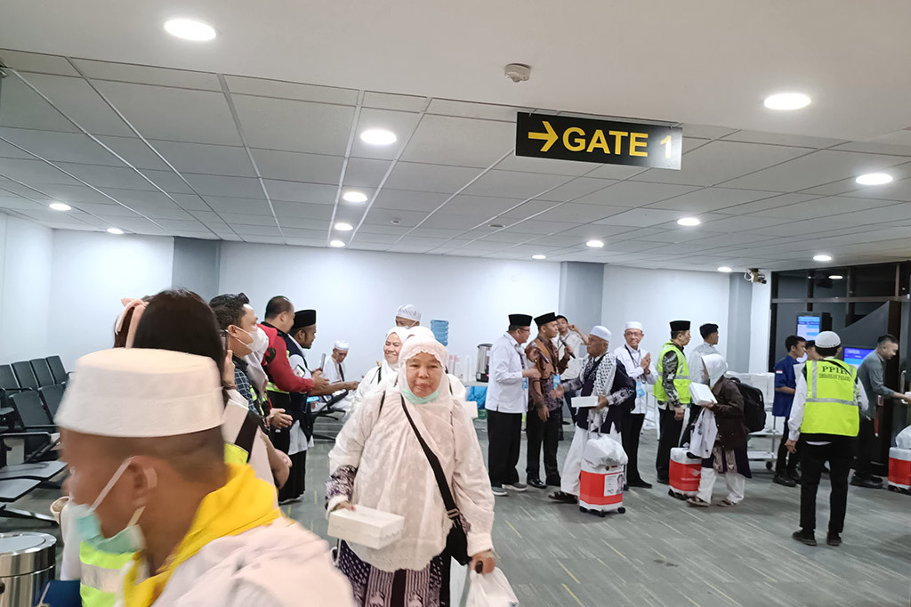 2745 Jemaah Debarkasi Padang Sudah Pulang Kepala Kantor Wilayah Kementerian Agama Provinsi Sumatera Barat Mahyudin menyambut kedatangan jemaah haji Kloter 7 Debarkasi Padang, Selasa, 2 Juli 2024.