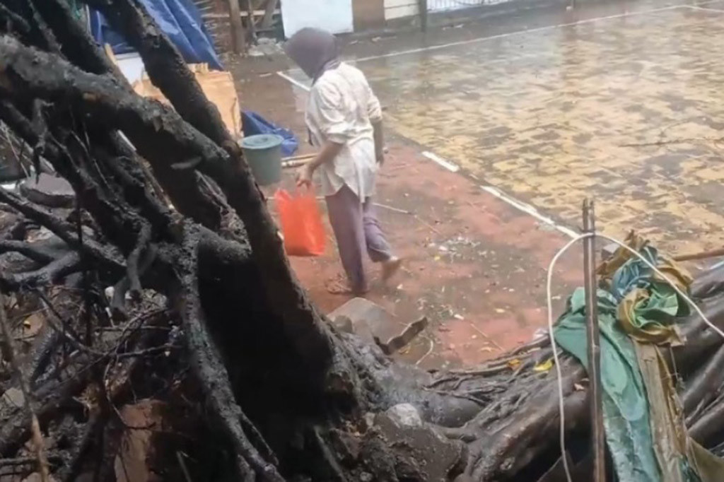 Pedagang sekaligus pemilik gerobak, Suripto, mengatakan dirinya sedang berjualan saat angin kencang menerpa.